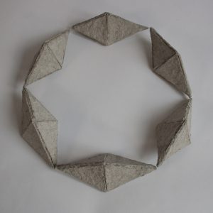 Halsschmuck IV, 2021, Papiermaché, Ø 30cm