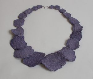Halsschmuck V, 2021, Papiermaché, Ø 30cm